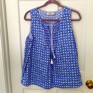 Vineyard Vines rattan blue and white top